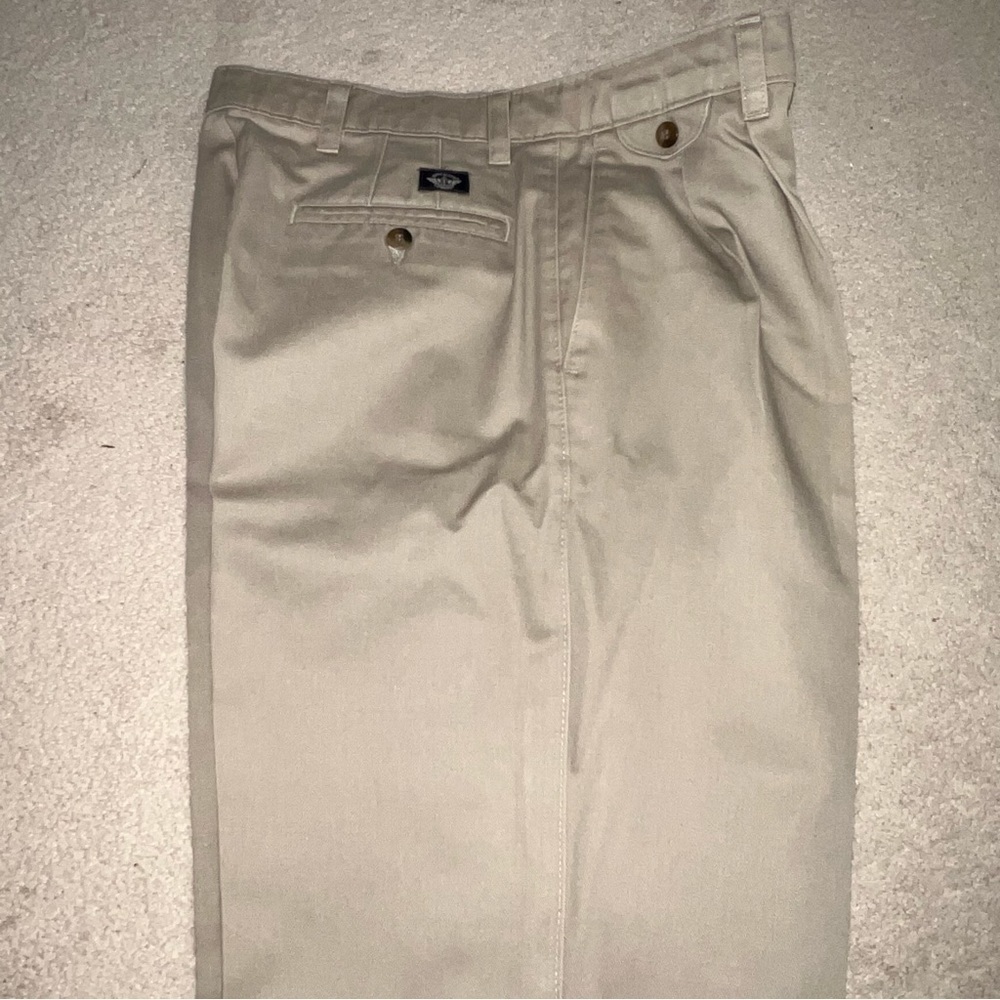 MEN’S  front pleated  Dockers khakis in excellent condition - Picture 2 of 7
